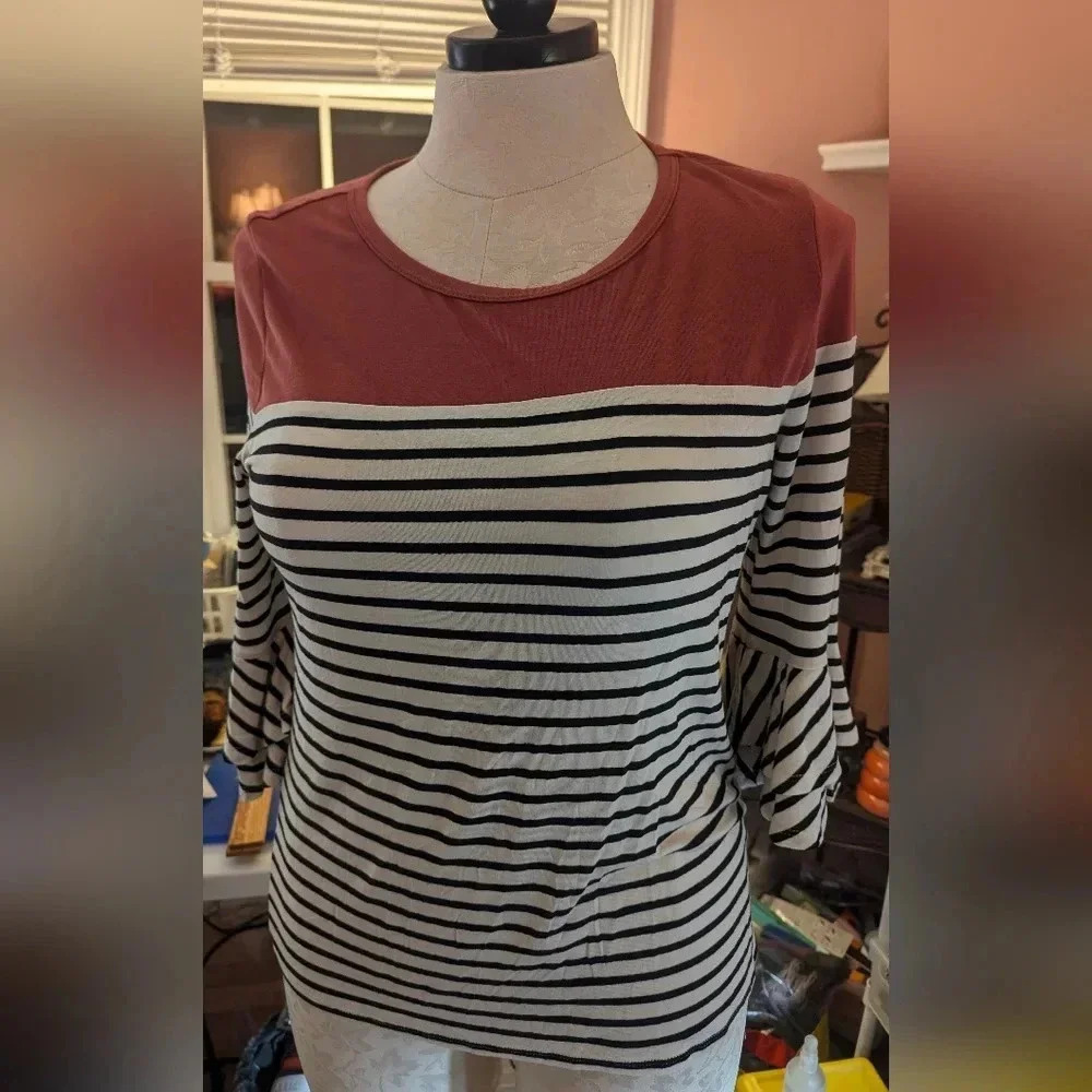 NWT Charming Charlie Flutter Sleeve Top Size L